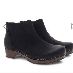 Black Dansko Barbara gently used. In moderate condition. Very comfy! Size 39!